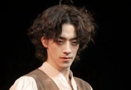 郑云龙个人资料,多才多艺的音乐剧演员，跨界影视，公益爱心使者
