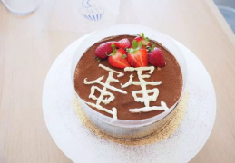 娱乐吃瓜酱哥哥切蛋糕,甜蜜瞬间引网友热议